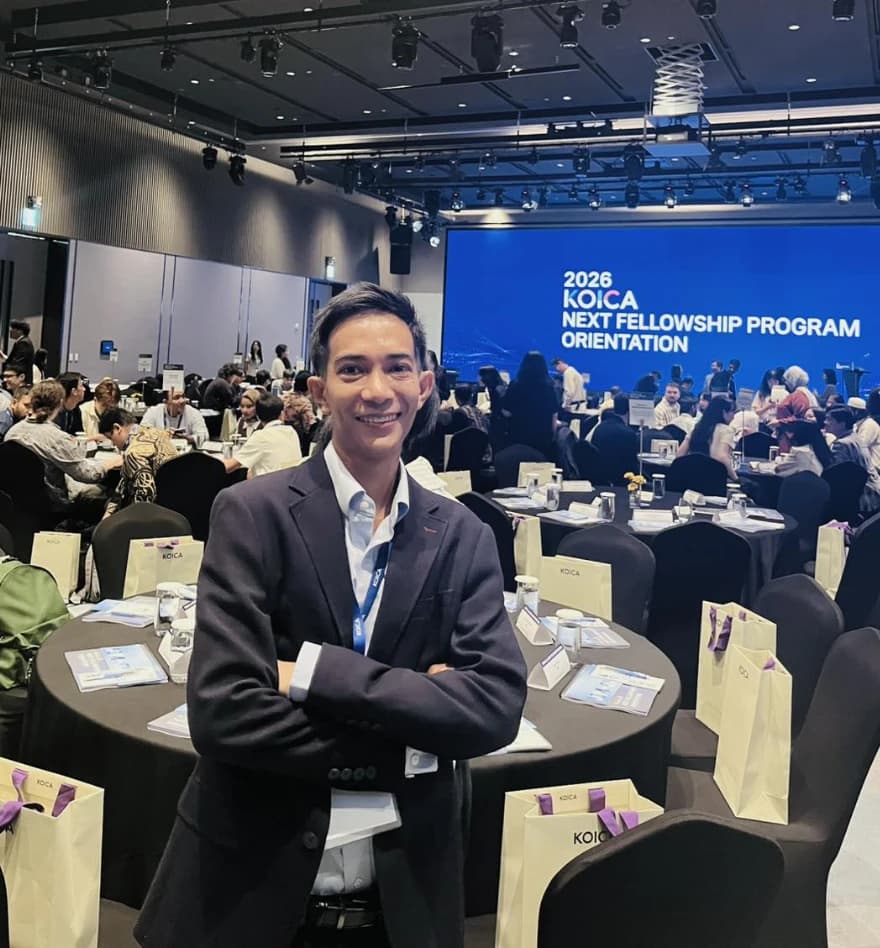 ကိုရီးယားတွင် ပညာသင်ရန် ပြင်ဆင်နေသော ကျောင်းသူ