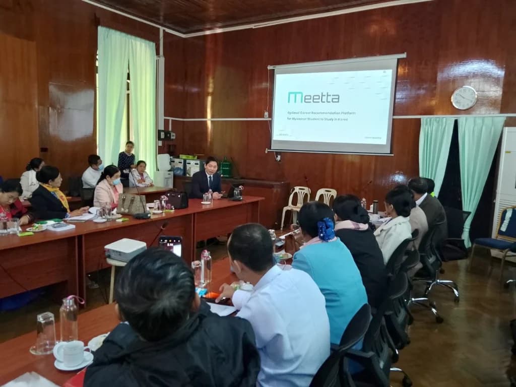 ကျောင်းတာဝန်ရှိသူများနှင့် တွေ့ဆုံပွဲတွင် Meetta ၏ တင်ပြမှု