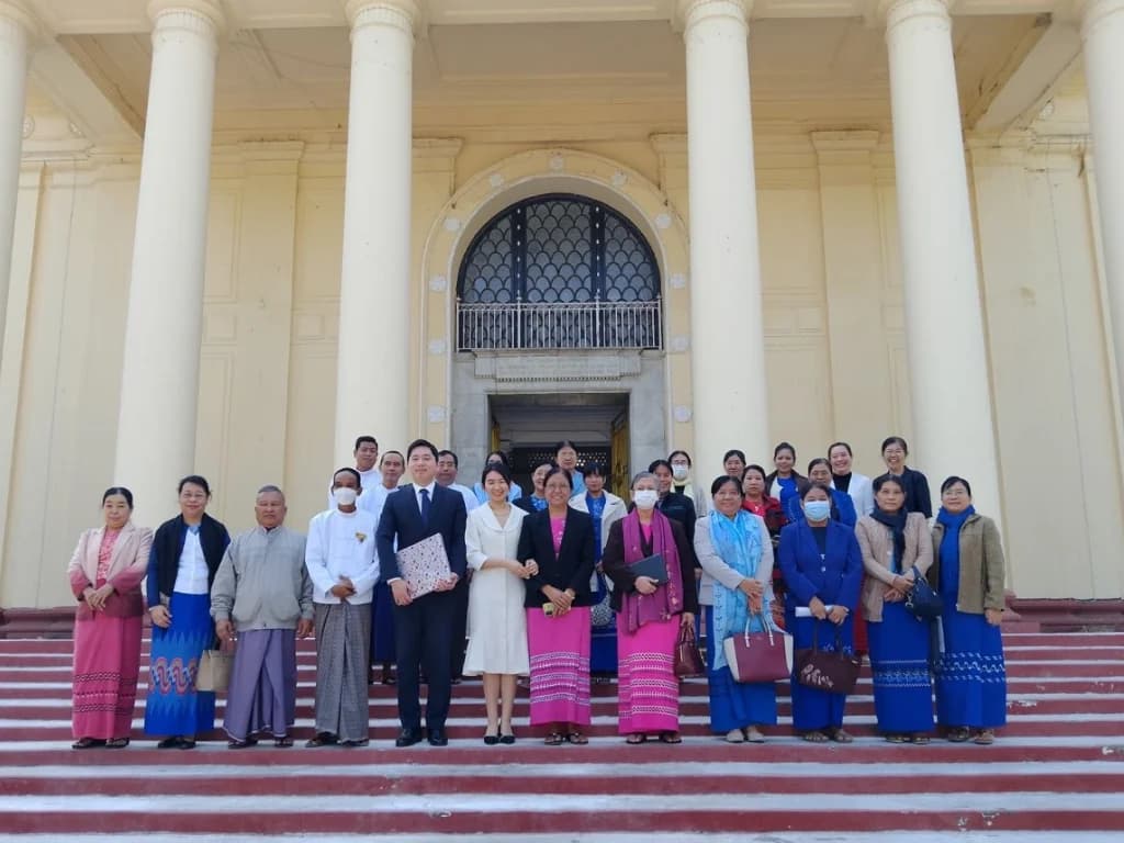 အဆောက်အအုံကြီး၏ လှေကားထစ်များပေါ်တွင် ရိုက်ကူးထားသော အဖွဲ့ဓာတ်ပုံ