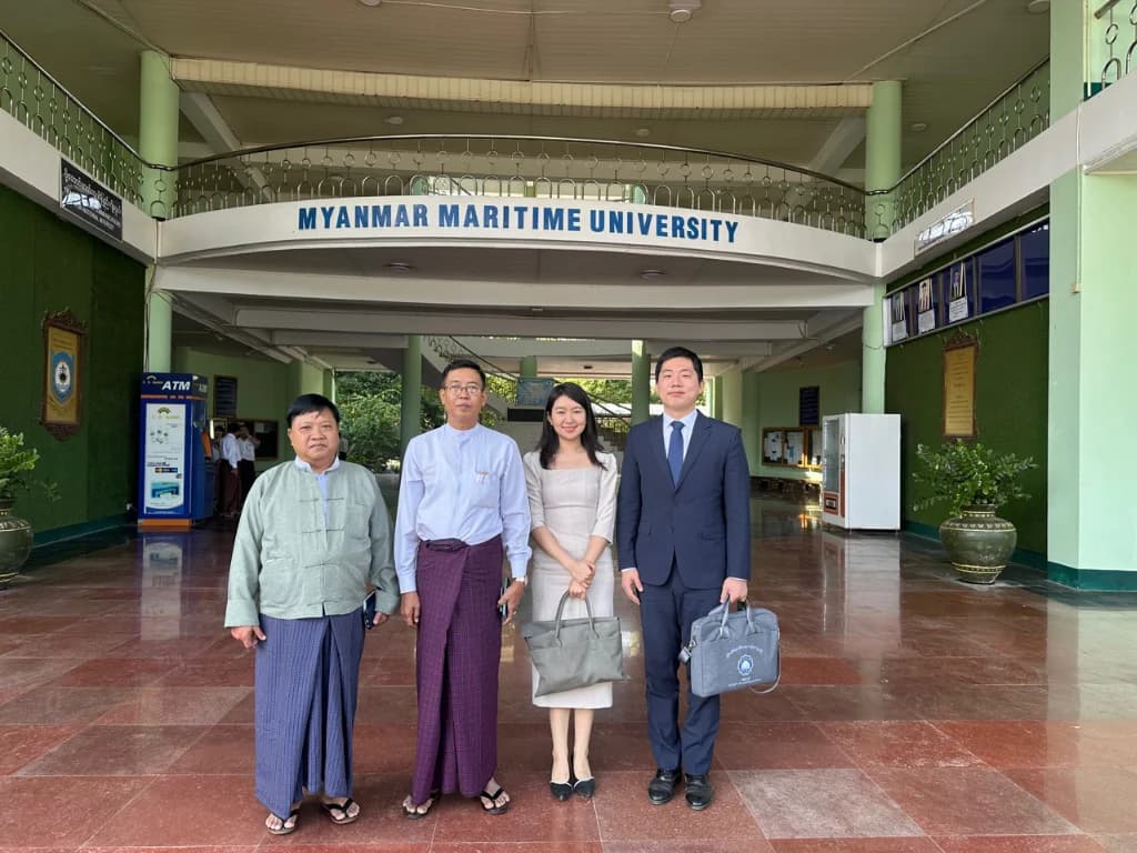 မြန်မာ့ရေကြောင်းပညာတက္ကသိုလ်တွင် ရိုက်ကူးထားသော လူလေးဦး၏ ဓာတ်ပုံ
